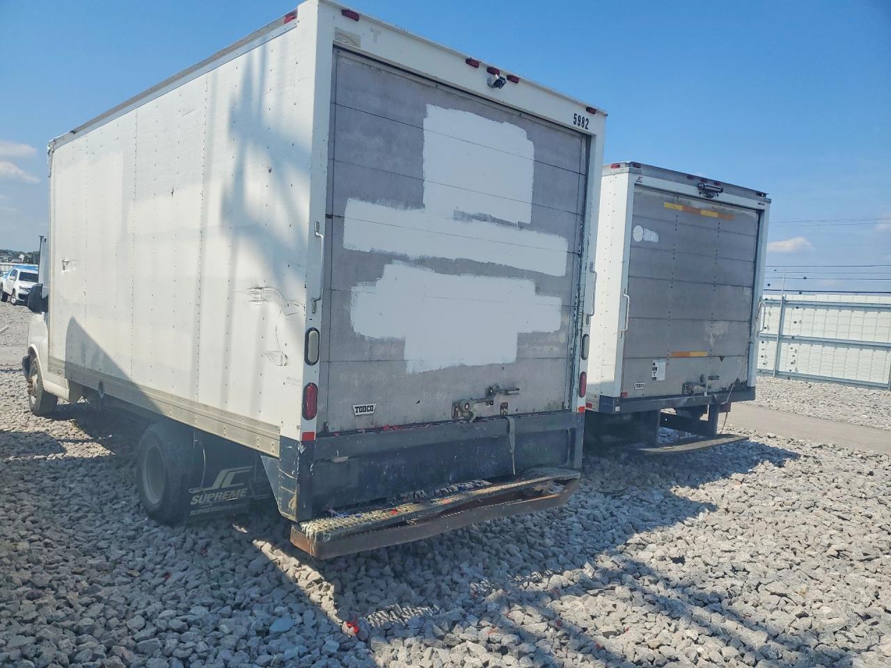 2014 Chevrolet Express - Box Truck - Image 2