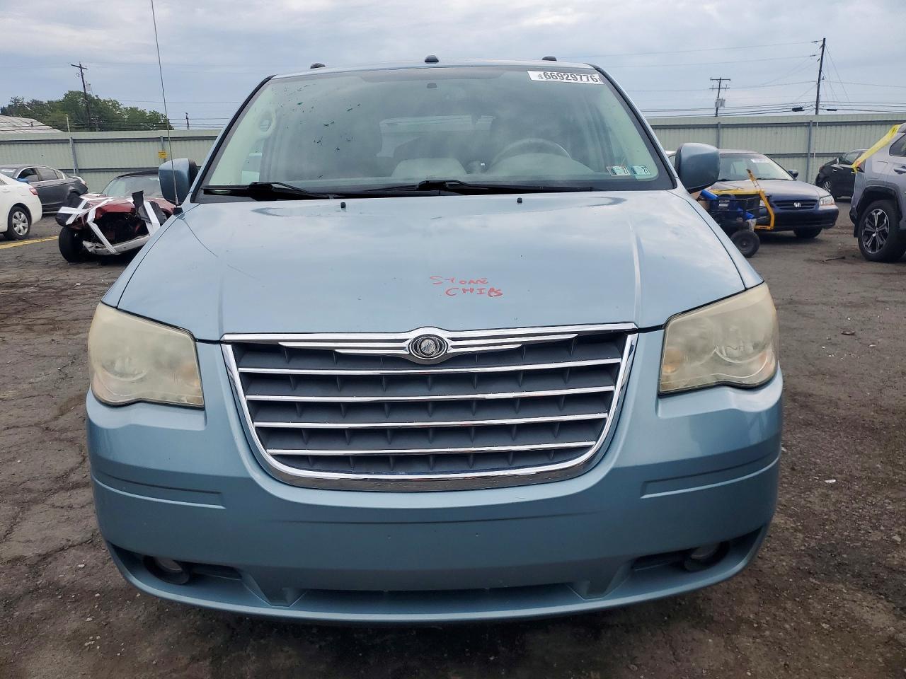 2010 Chrysler Town & Country Touring - Фото 5