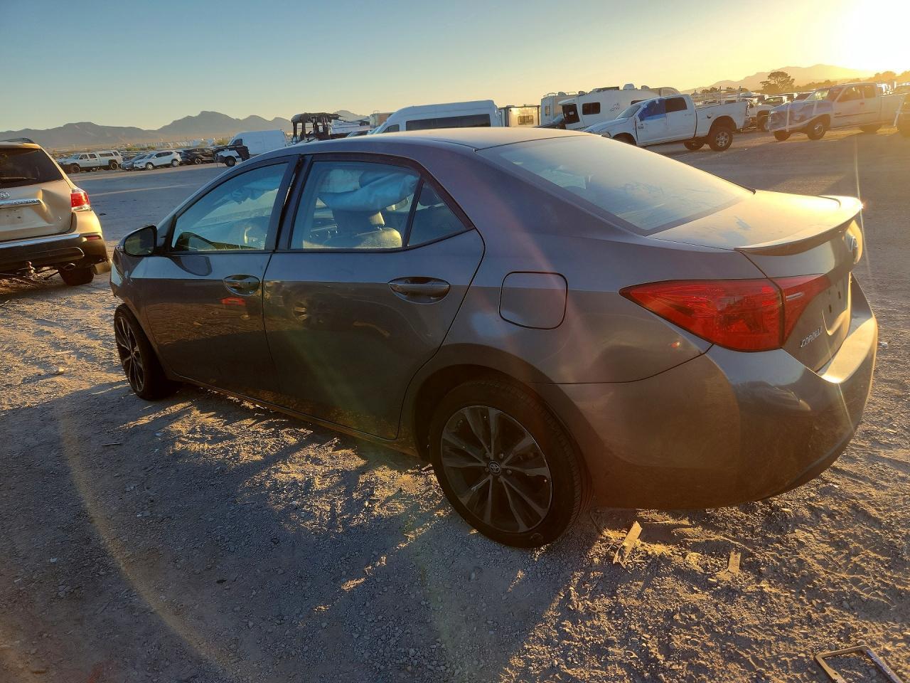 2017 Toyota Corolla Se - Фото 2