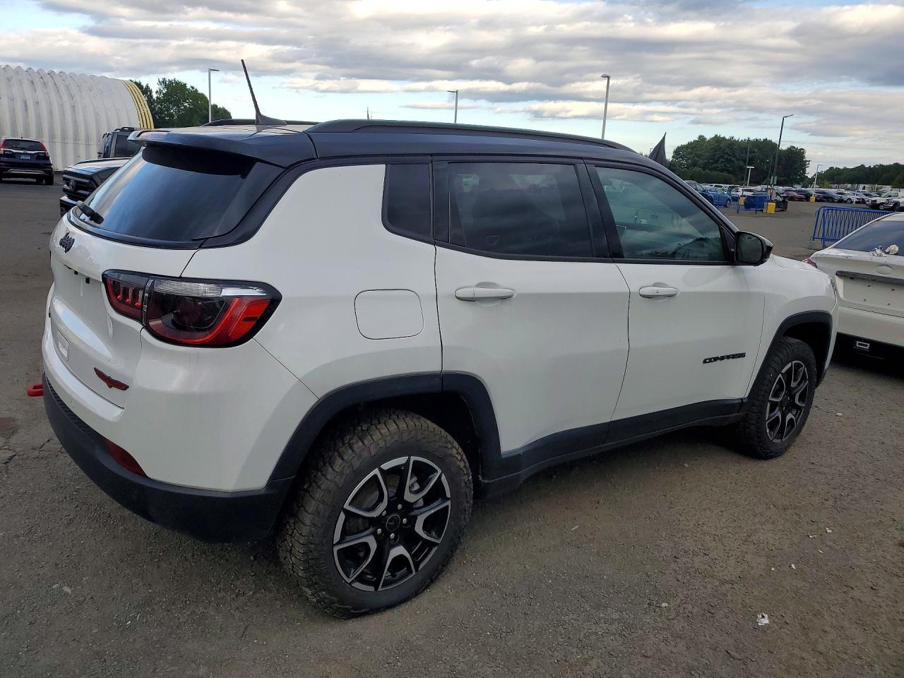 2025 Jeep Compass Trailhawk - Фото 3