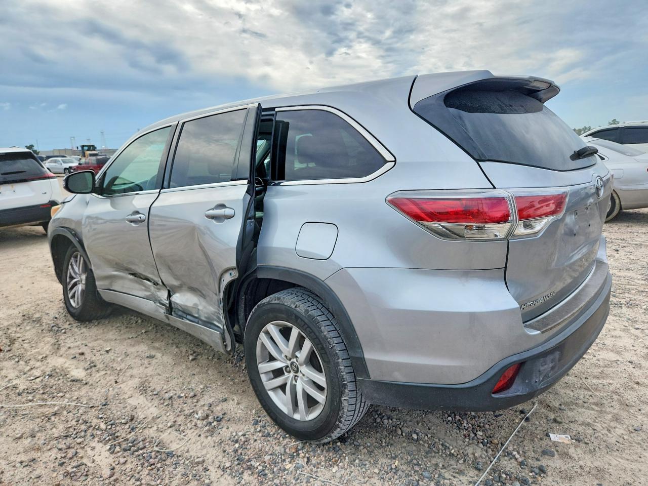 2016 Toyota Highlander Le - Фото 2