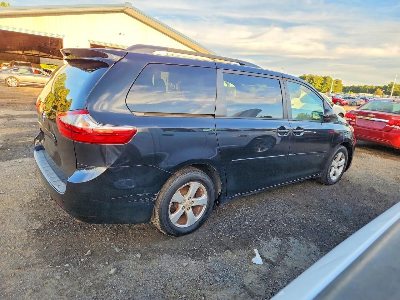 2017 Toyota Sienna Le - Фото 3