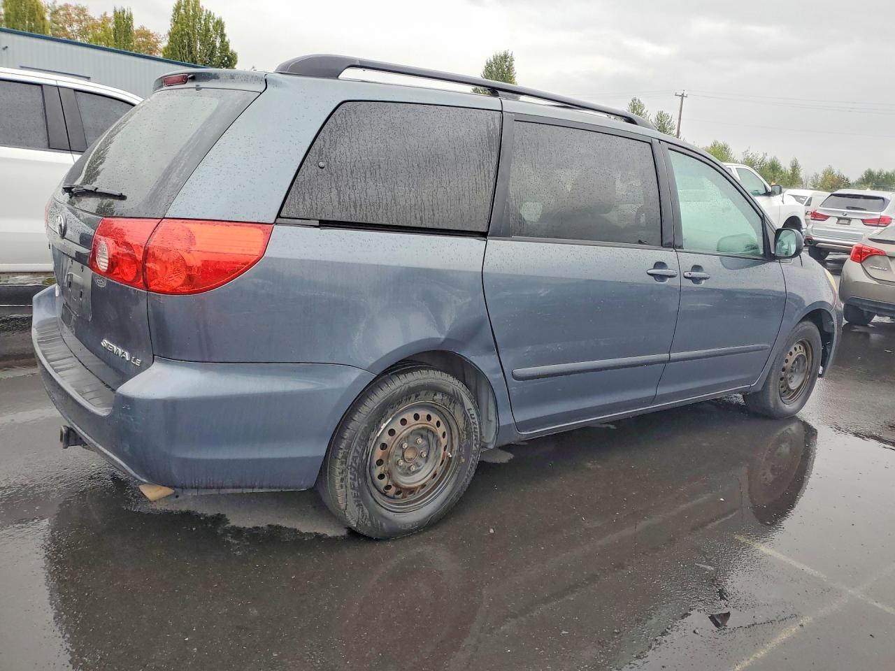 2010 Toyota Sienna Le 7-Passenger - Фото 3