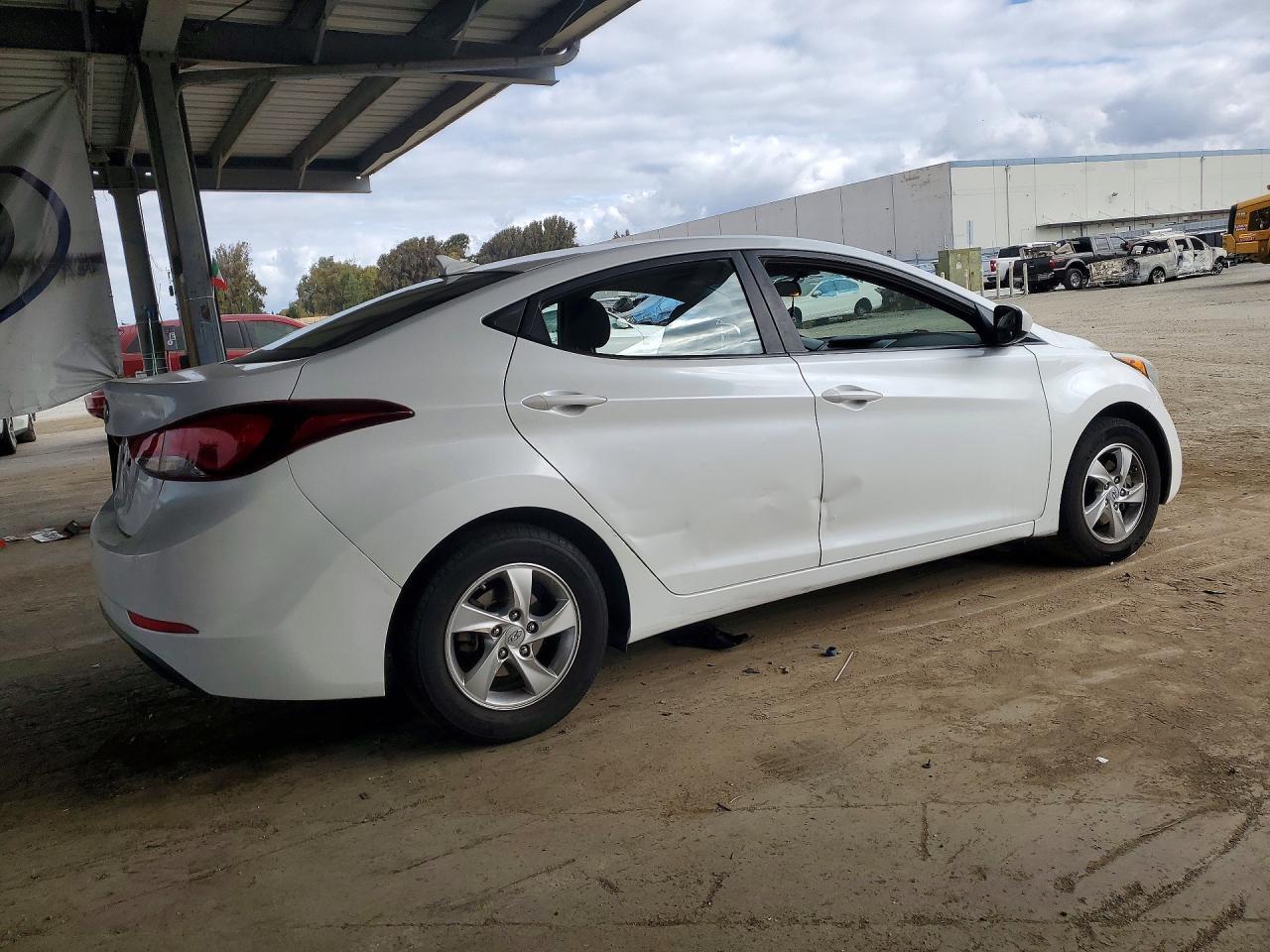 2015 Hyundai Elantra Se - Фото 3