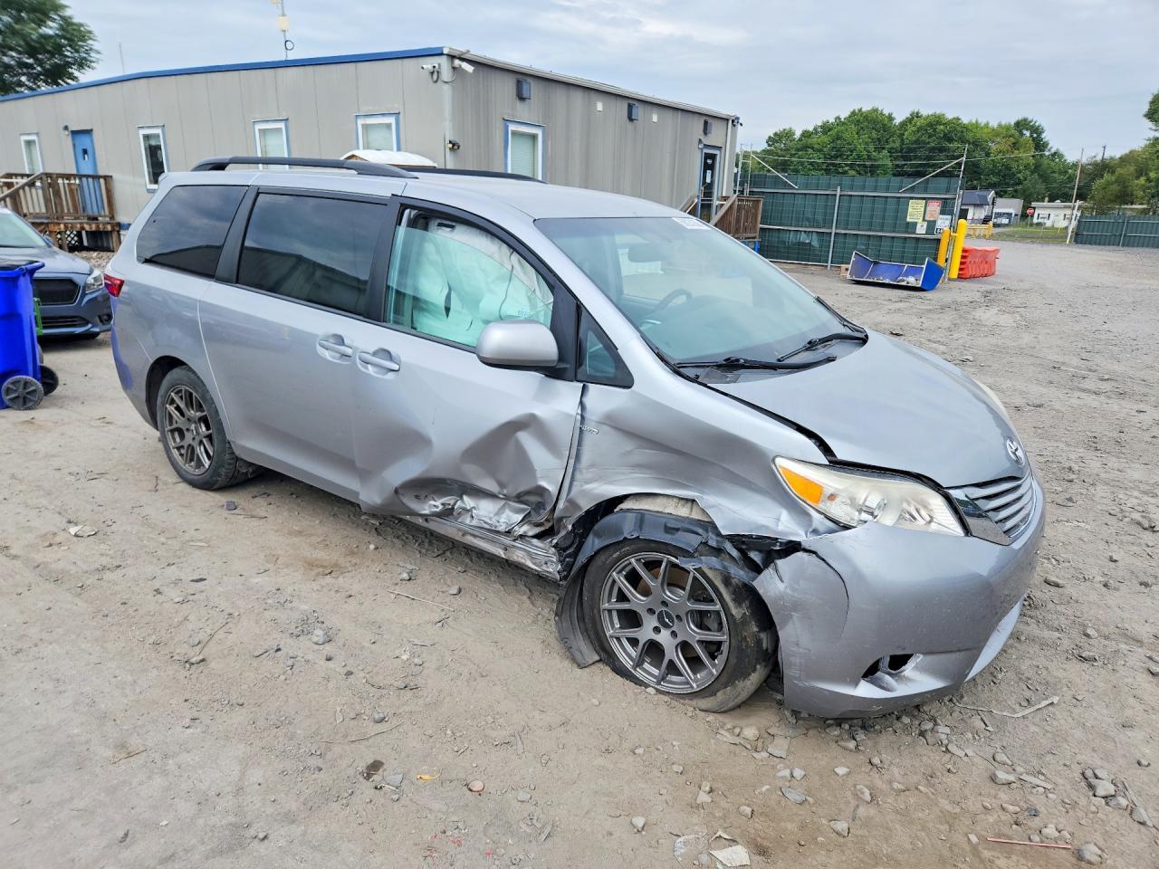 2017 Toyota Sienna Le - Image 4