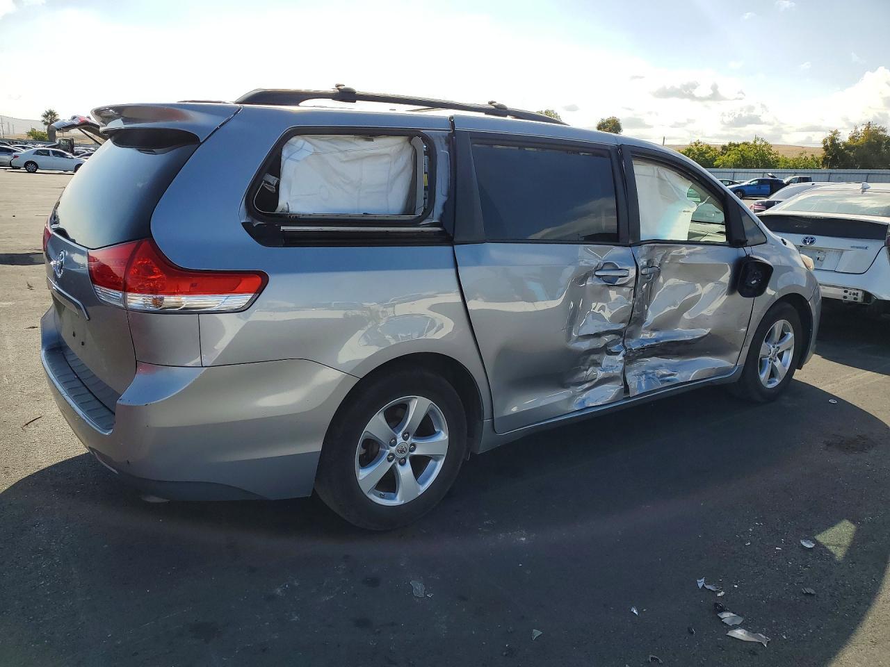 2011 Toyota Sienna Le - Фото 3