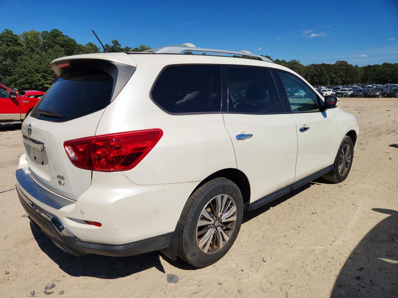 2017 Nissan Pathfinder Sv - Image 3