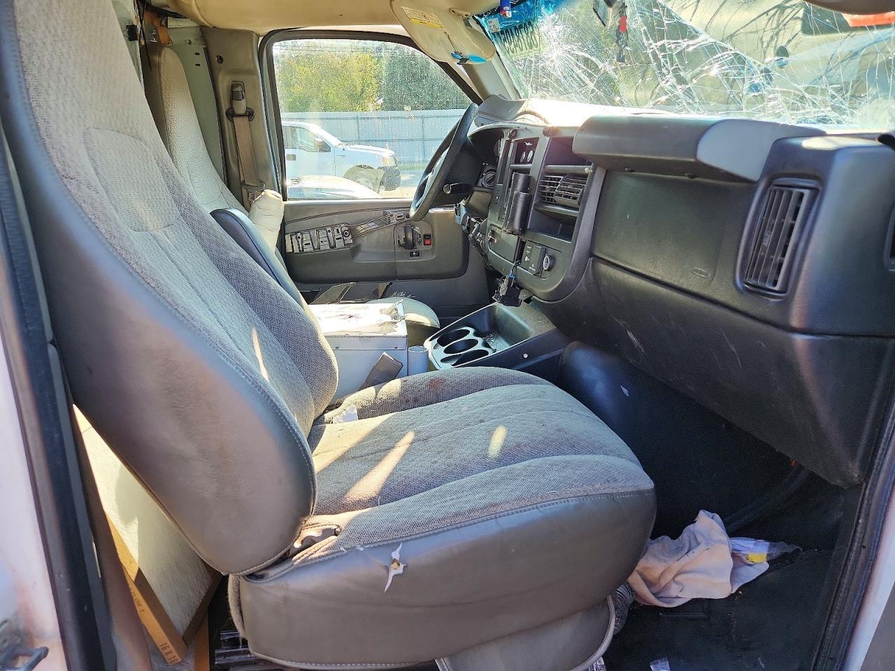 2015 Chevrolet Express G2500 - Фото 7