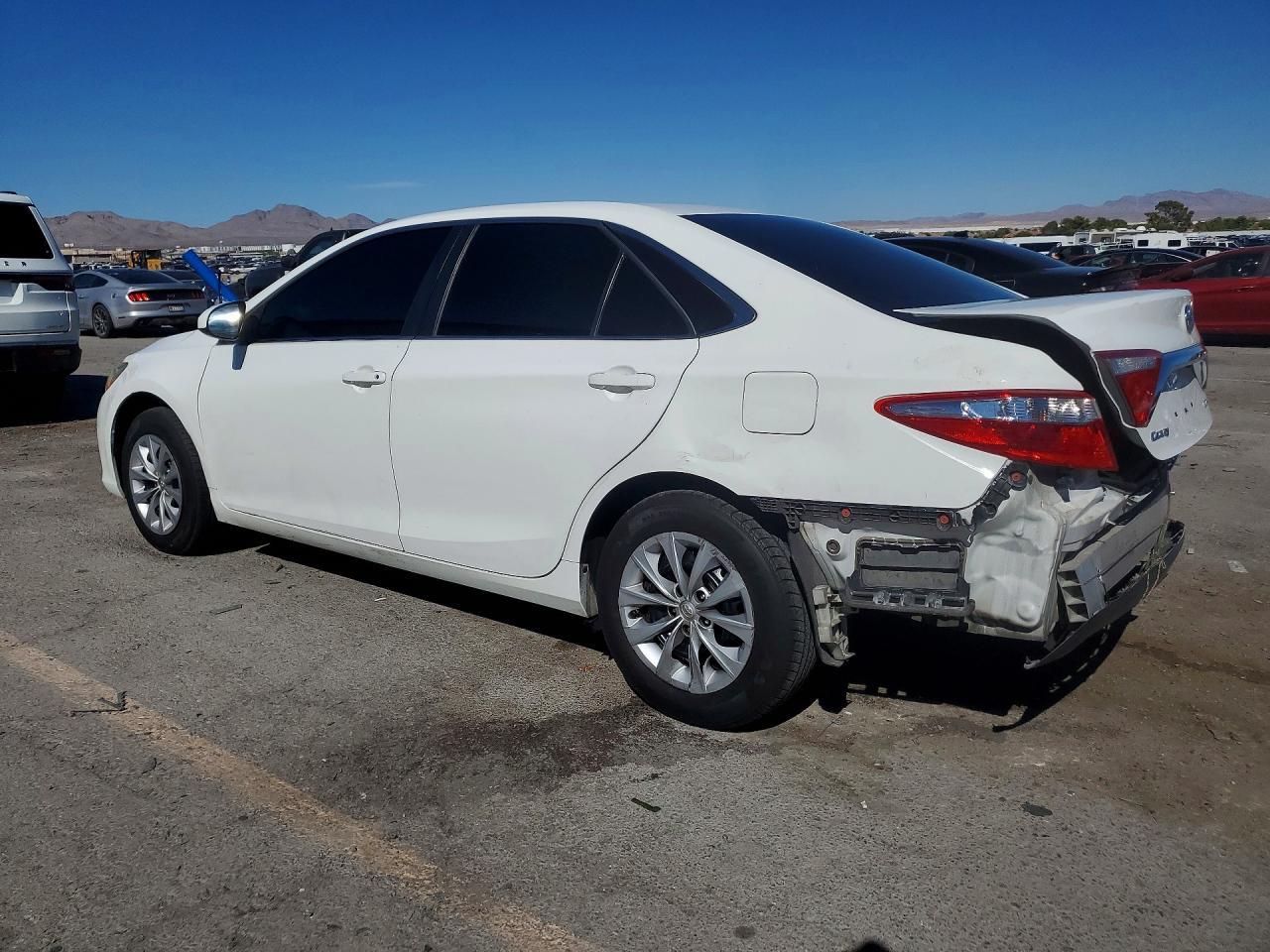 2016 Toyota Camry Le - Фото 2
