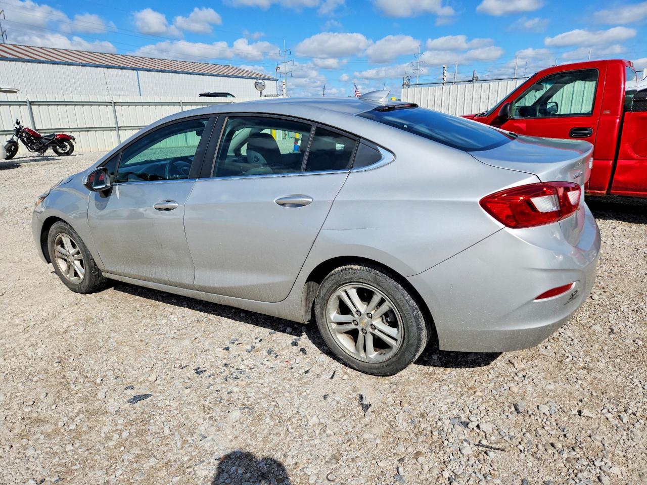 2018 Chevrolet Cruze Lt - Image 2