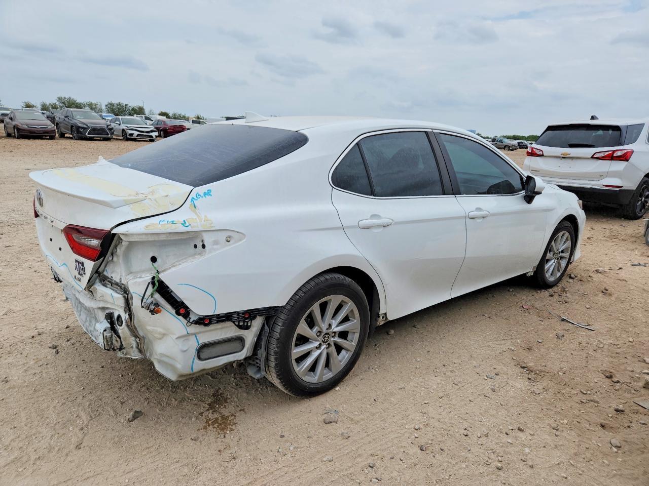 2023 Toyota Camry Le - Фото 3
