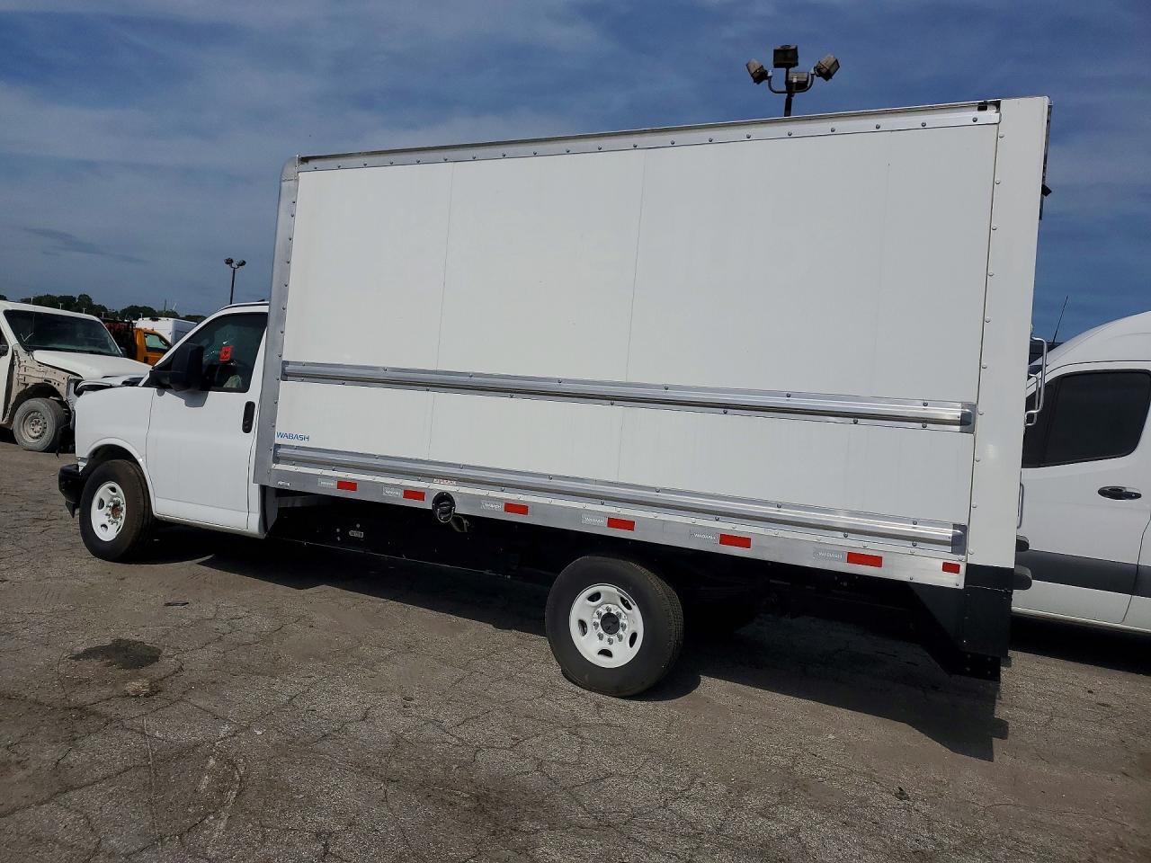 2025 GMC Savana Cutaway G3500 - Фото 2
