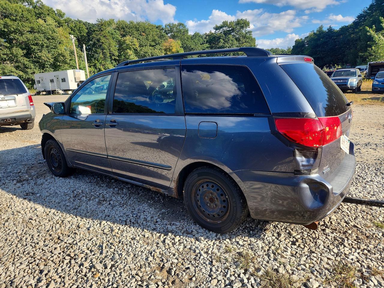 2010 Toyota Sienna Le 7-Passenger - Image 2