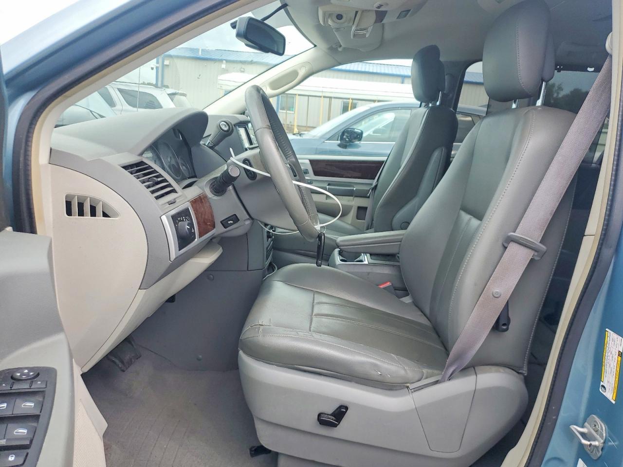 2010 Chrysler Town & Country Touring - Фото 7