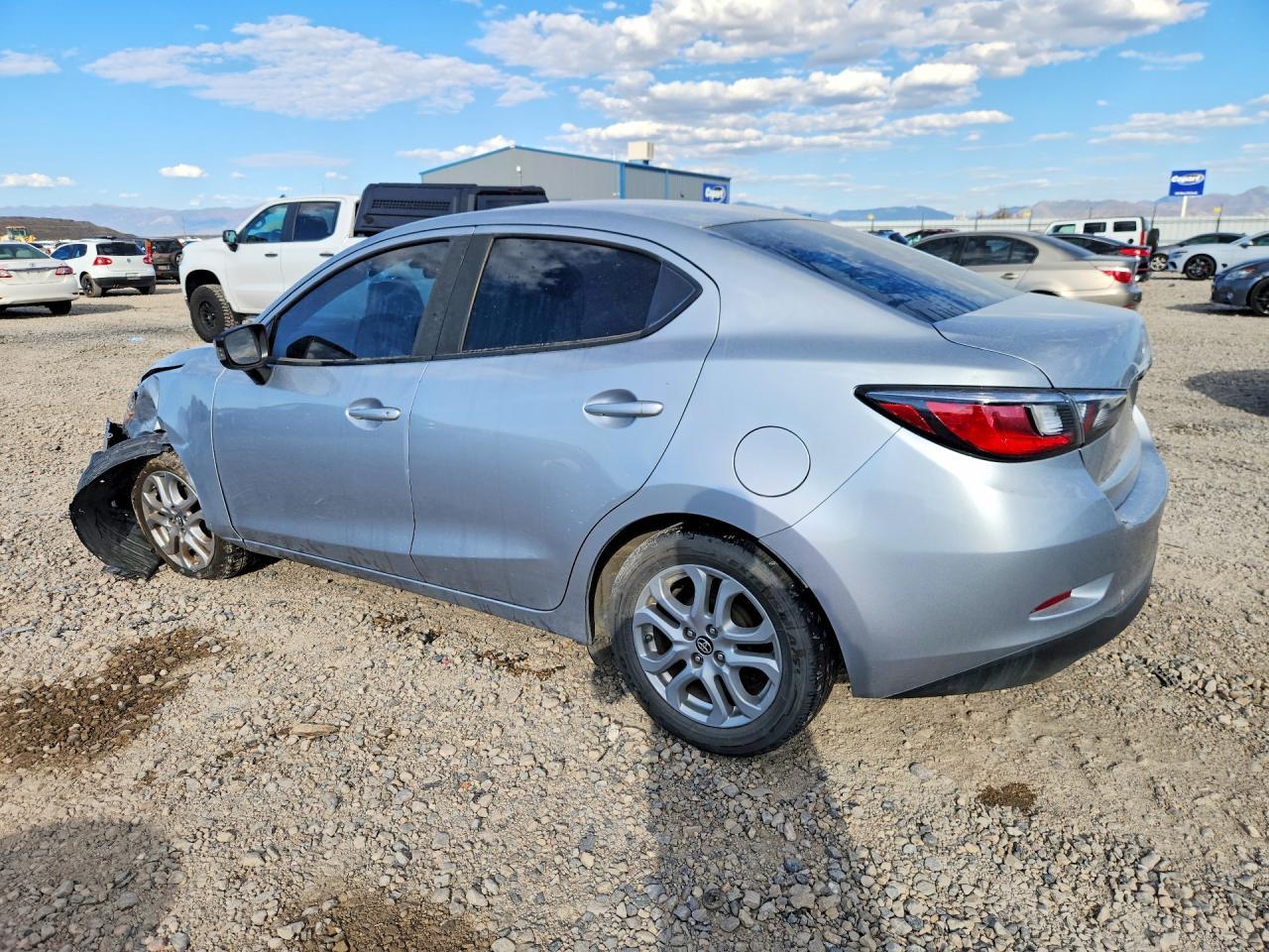 2017 Toyota Yaris Ia Base - Фото 2