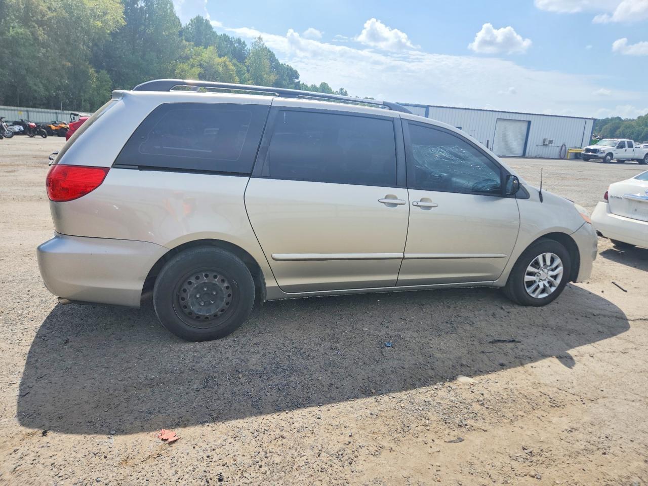2009 Toyota Sienna Ce 8-Passenger - Фото 3