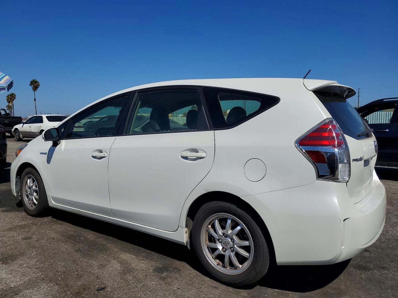 2015 Toyota Prius V Two - Фото 2