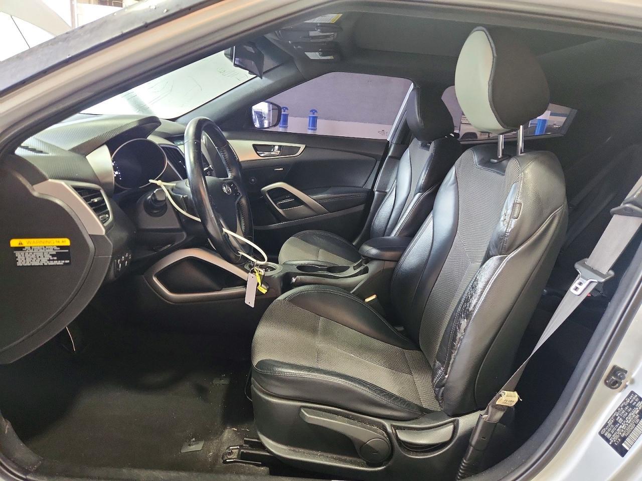 2016 Hyundai Veloster Base - Image 7