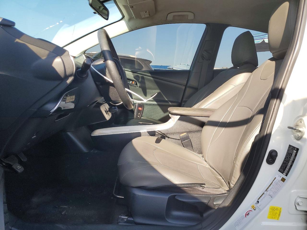 2016 Toyota Prius Three - Фото 7