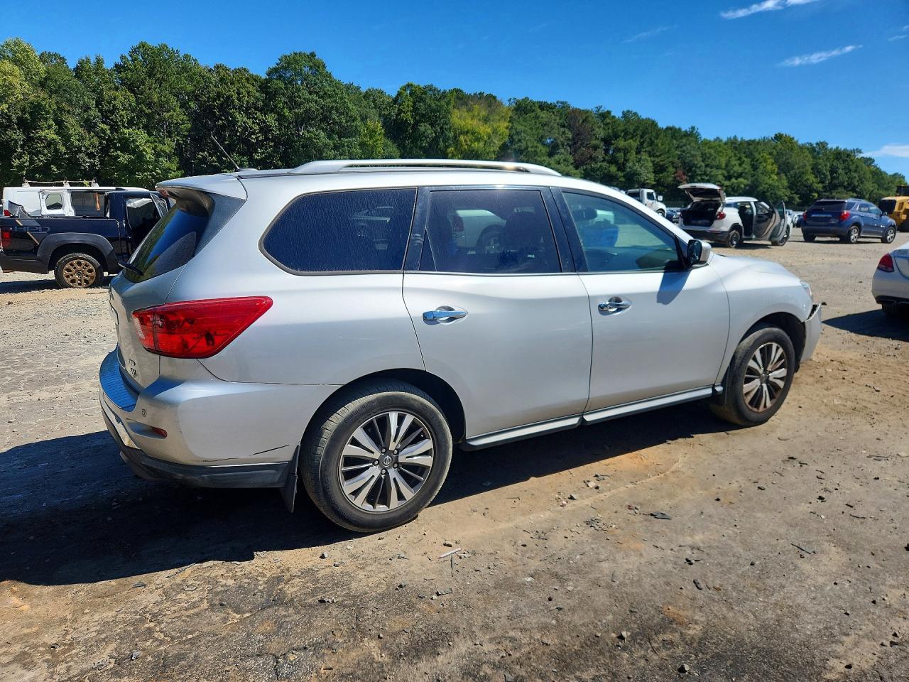 2017 Nissan Pathfinder Sv - Image 3