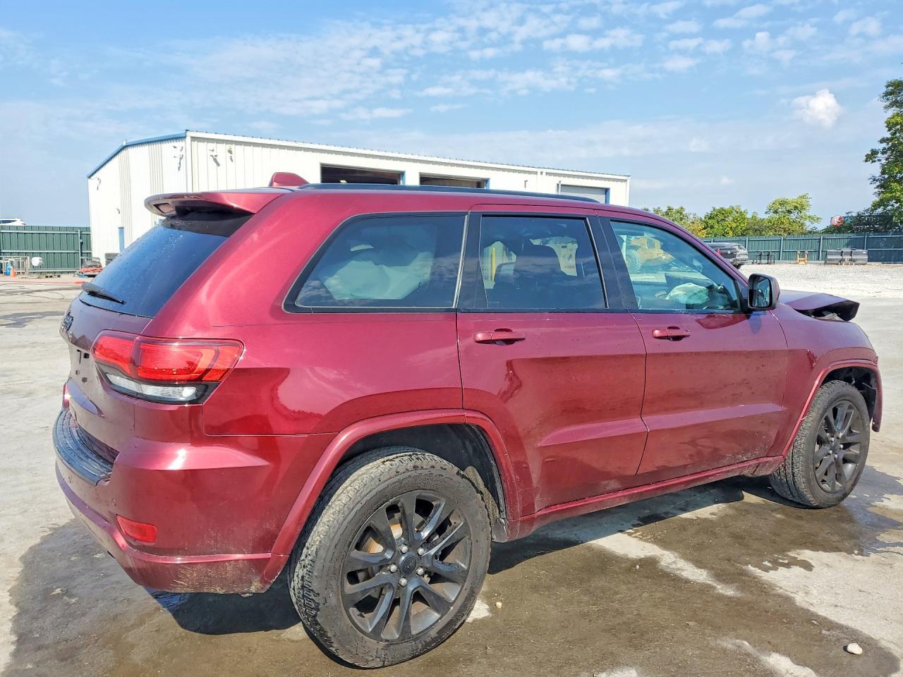 2017 Jeep Grand Cherokee Laredo - Image 3