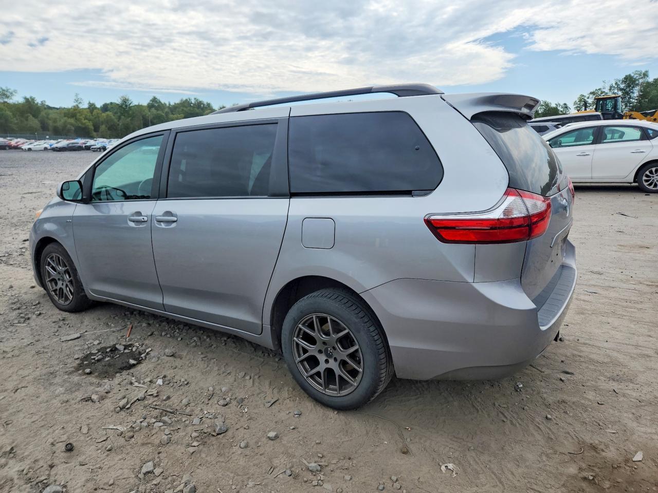 2017 Toyota Sienna Le - Image 2