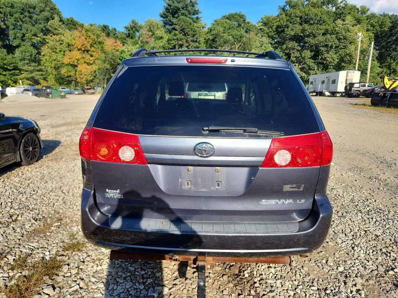 2010 Toyota Sienna Le 7-Passenger - Image 6