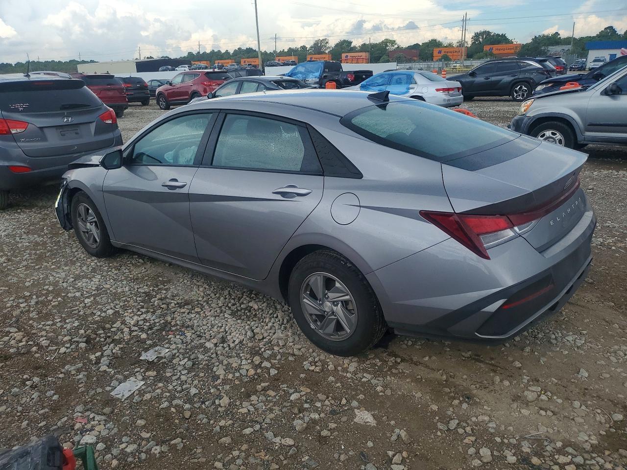 2025 Hyundai Elantra Se - Image 2