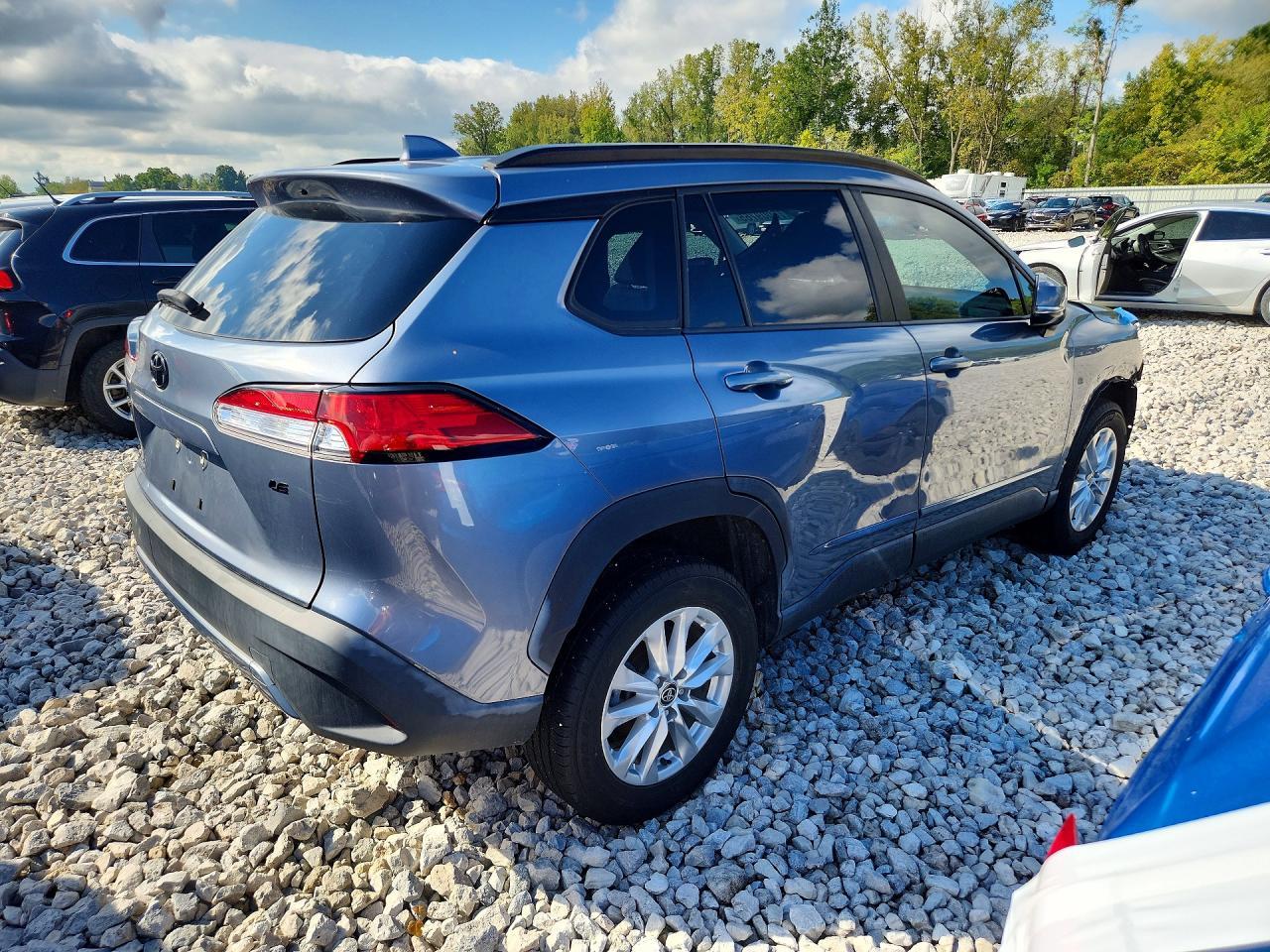 2022 Toyota Corolla Cross Le - Image 3