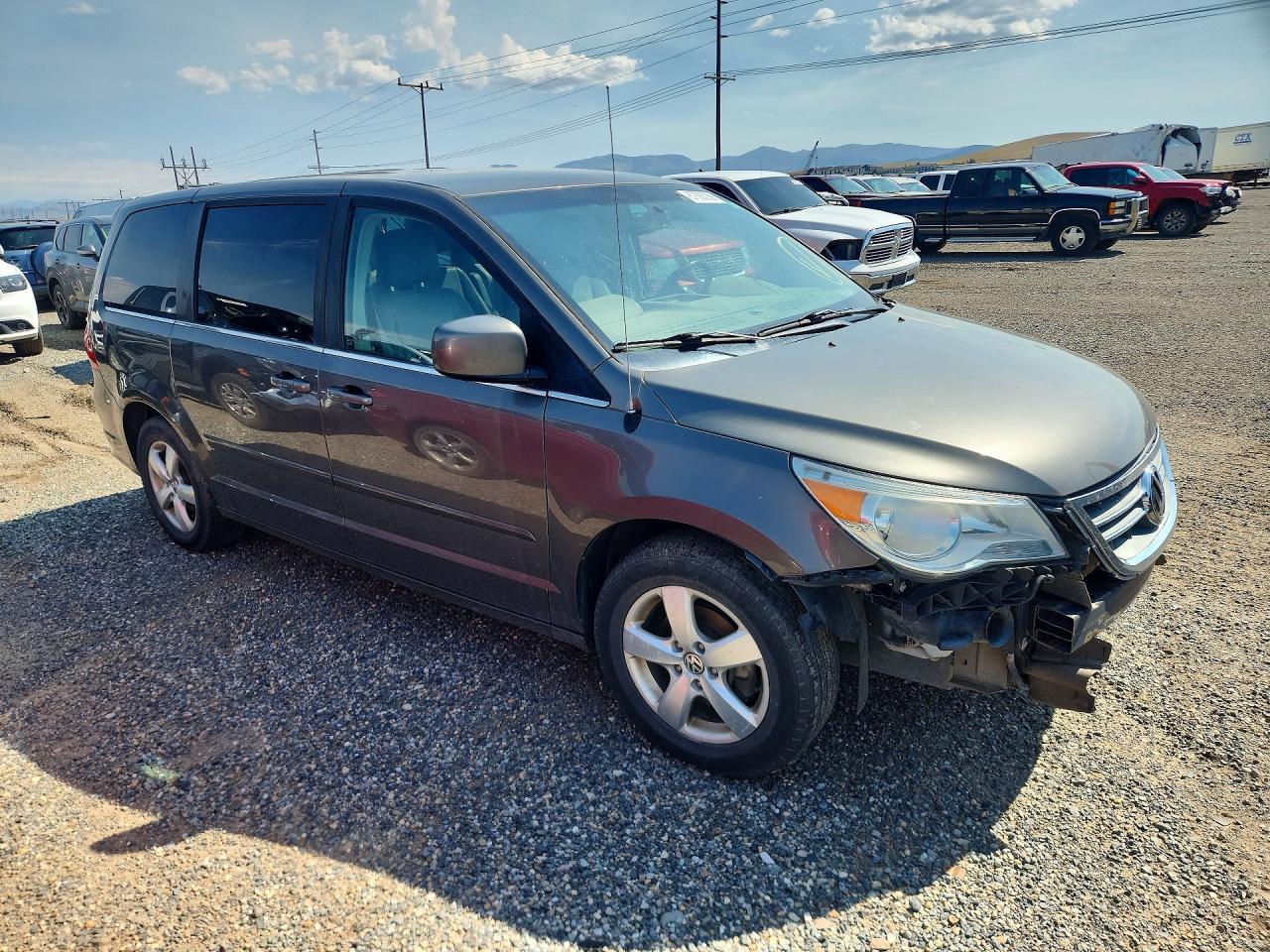 2010 Volkswagen Routan Se - Image 4