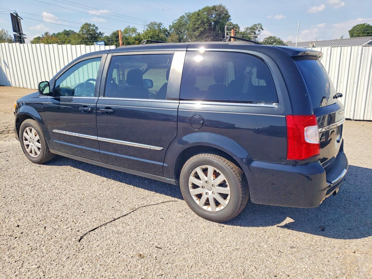 2012 Chrysler Town & Country Touring - Фото 2