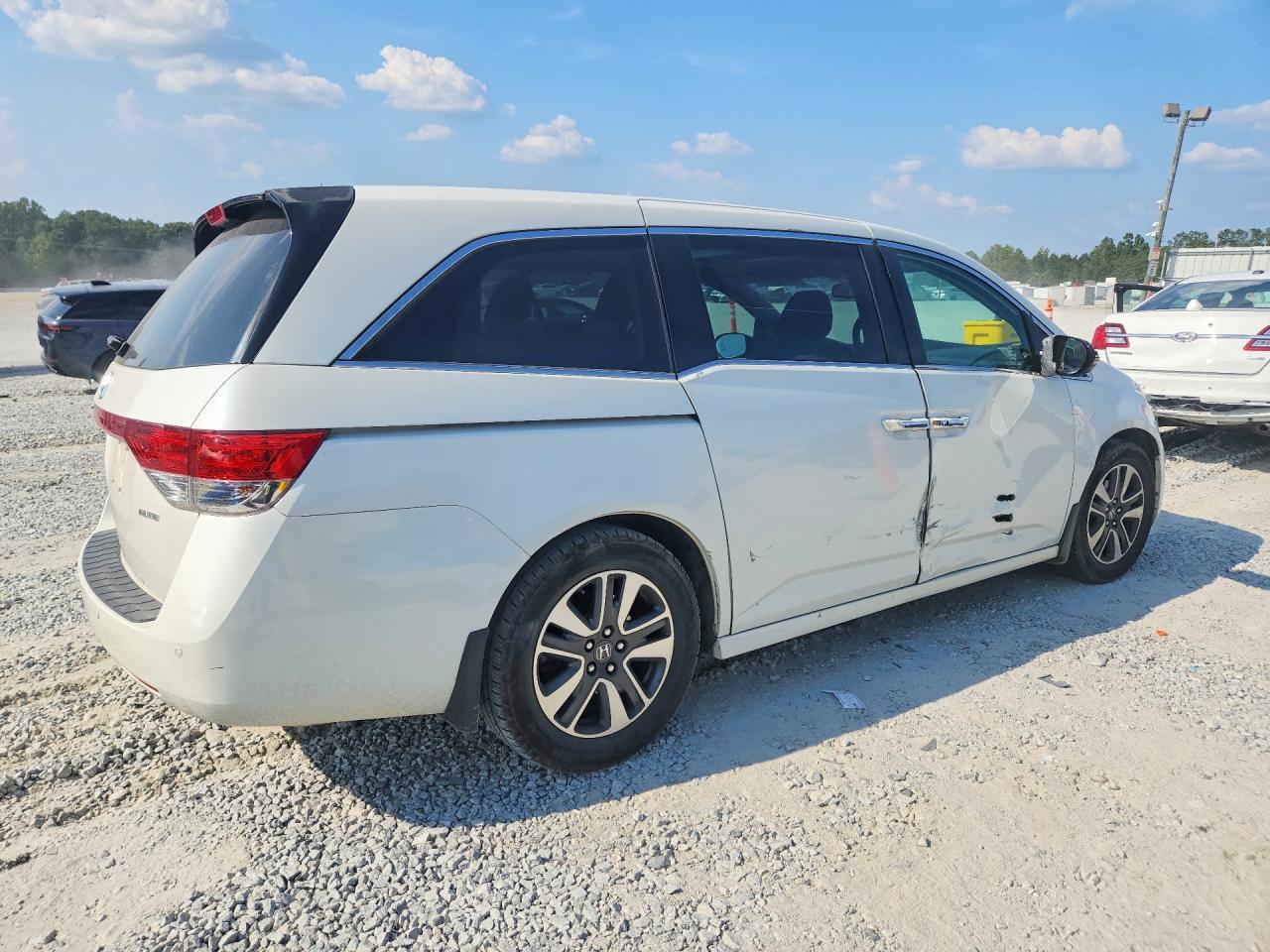 2014 Honda Odyssey Touring - Image 3