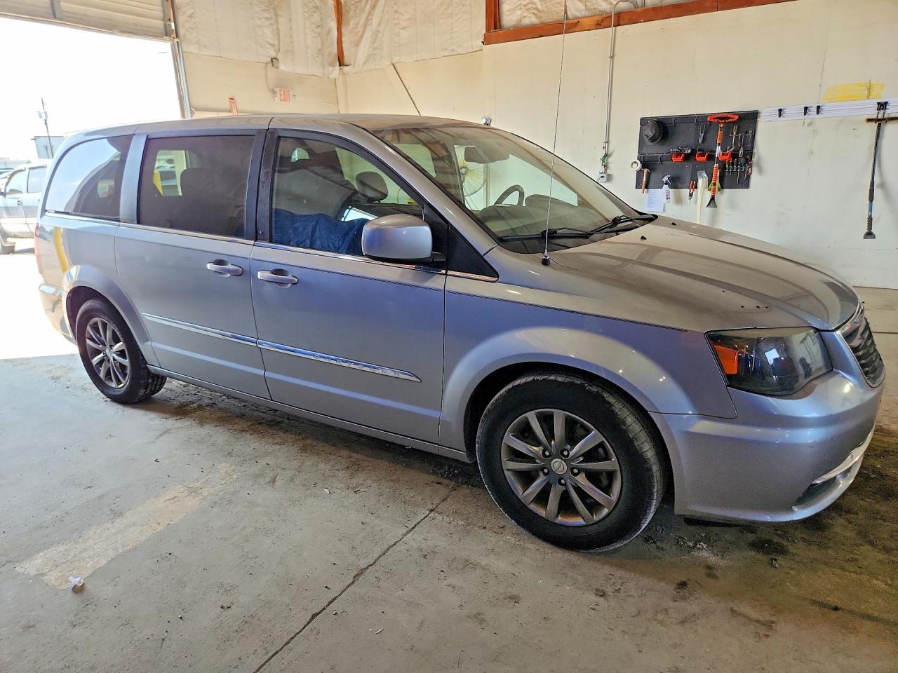 2015 Chrysler Town & Country S - Фото 4