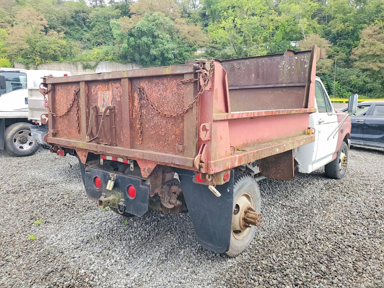 1993 Ford F350 Super Duty Dump Truck - Image 3