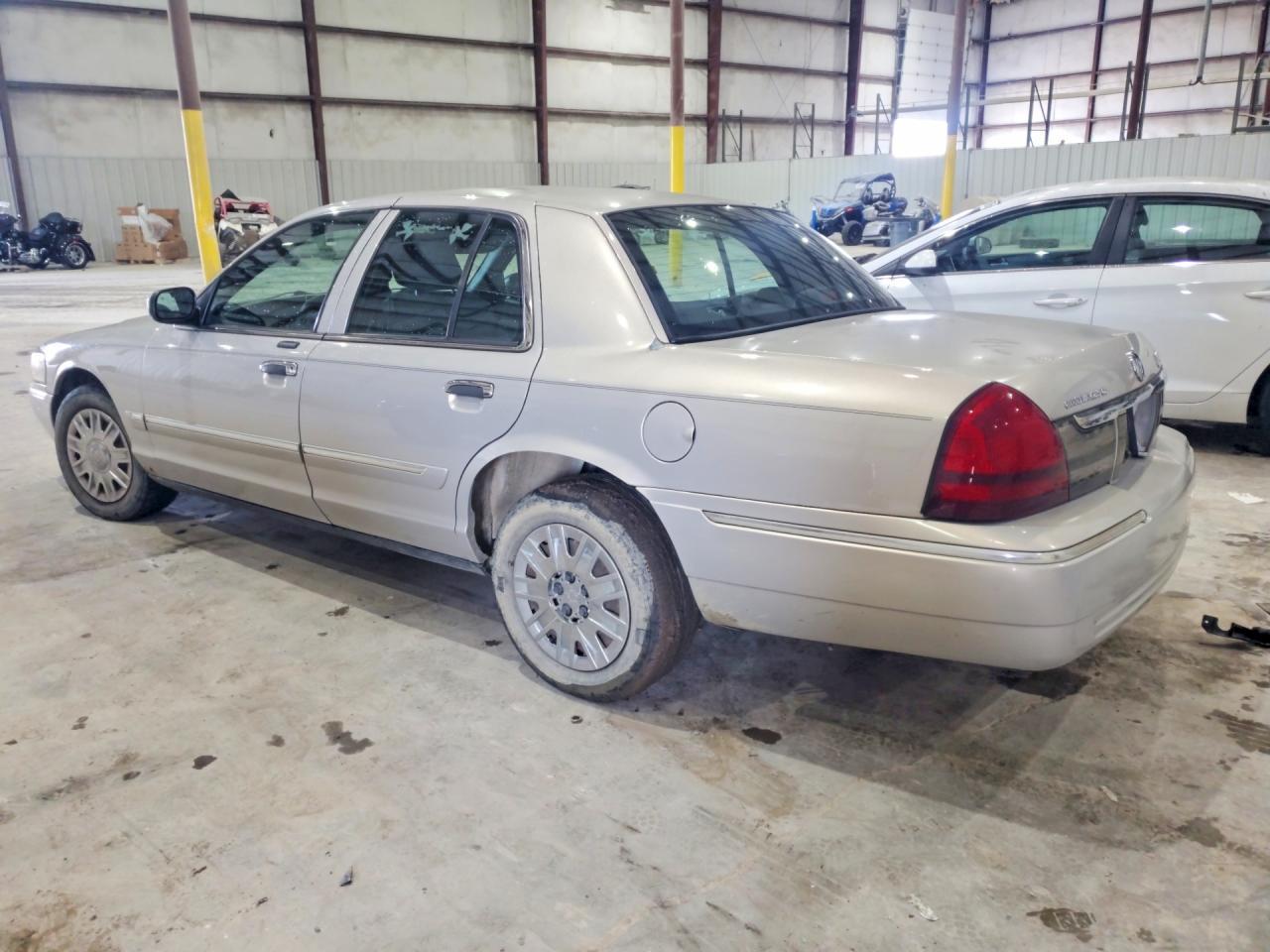 2008 Mercury Grand Marquis Gs - Фото 2