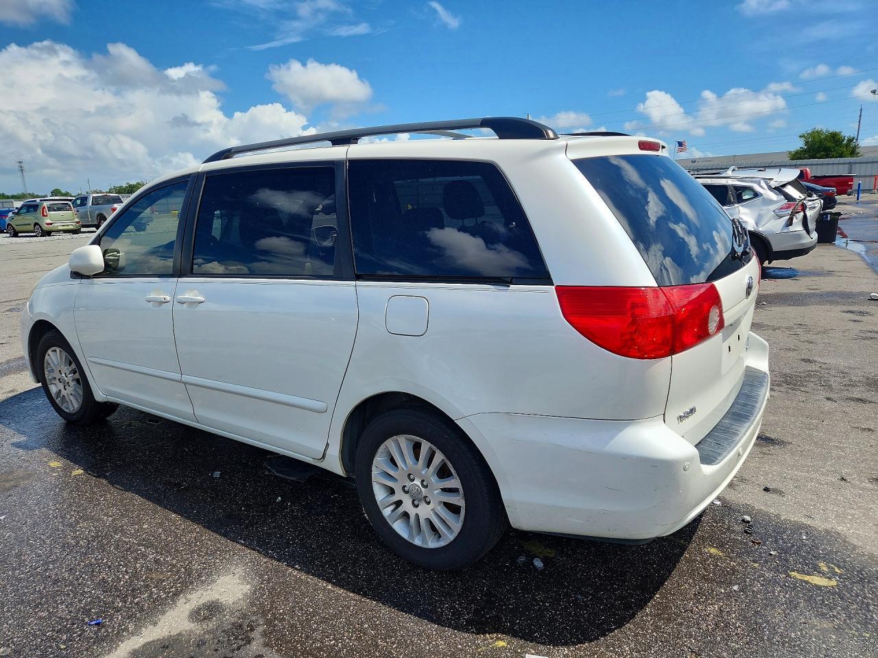 2010 Toyota Sienna Xle - Фото 2