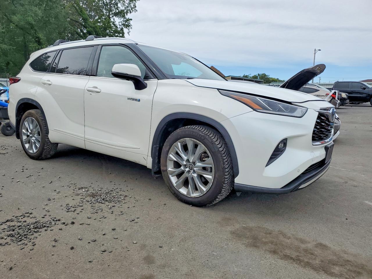 2021 Toyota Highlander Hybrid Limited - Image 4