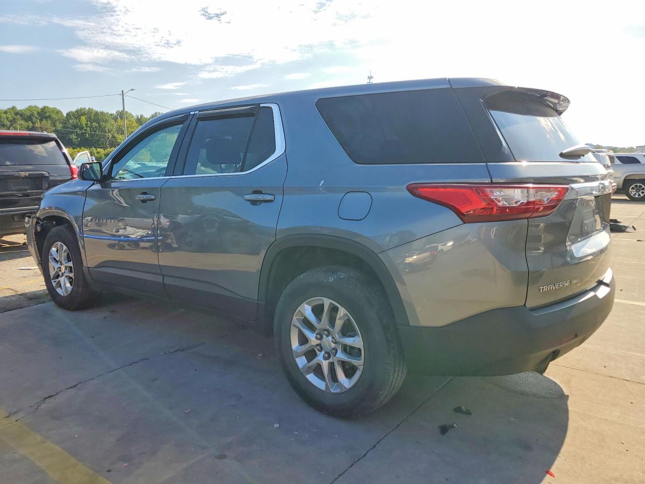 2021 Chevrolet Traverse Ls - Фото 2