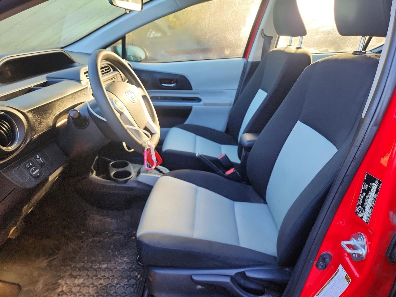 2013 Toyota Prius C One - Фото 7