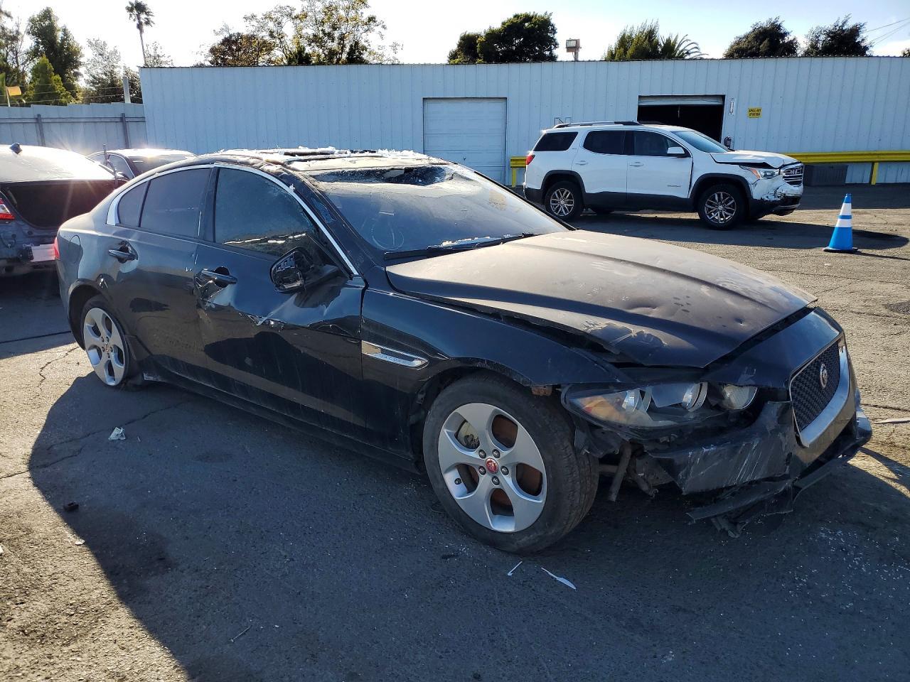 2018 Jaguar Xe - Фото 4