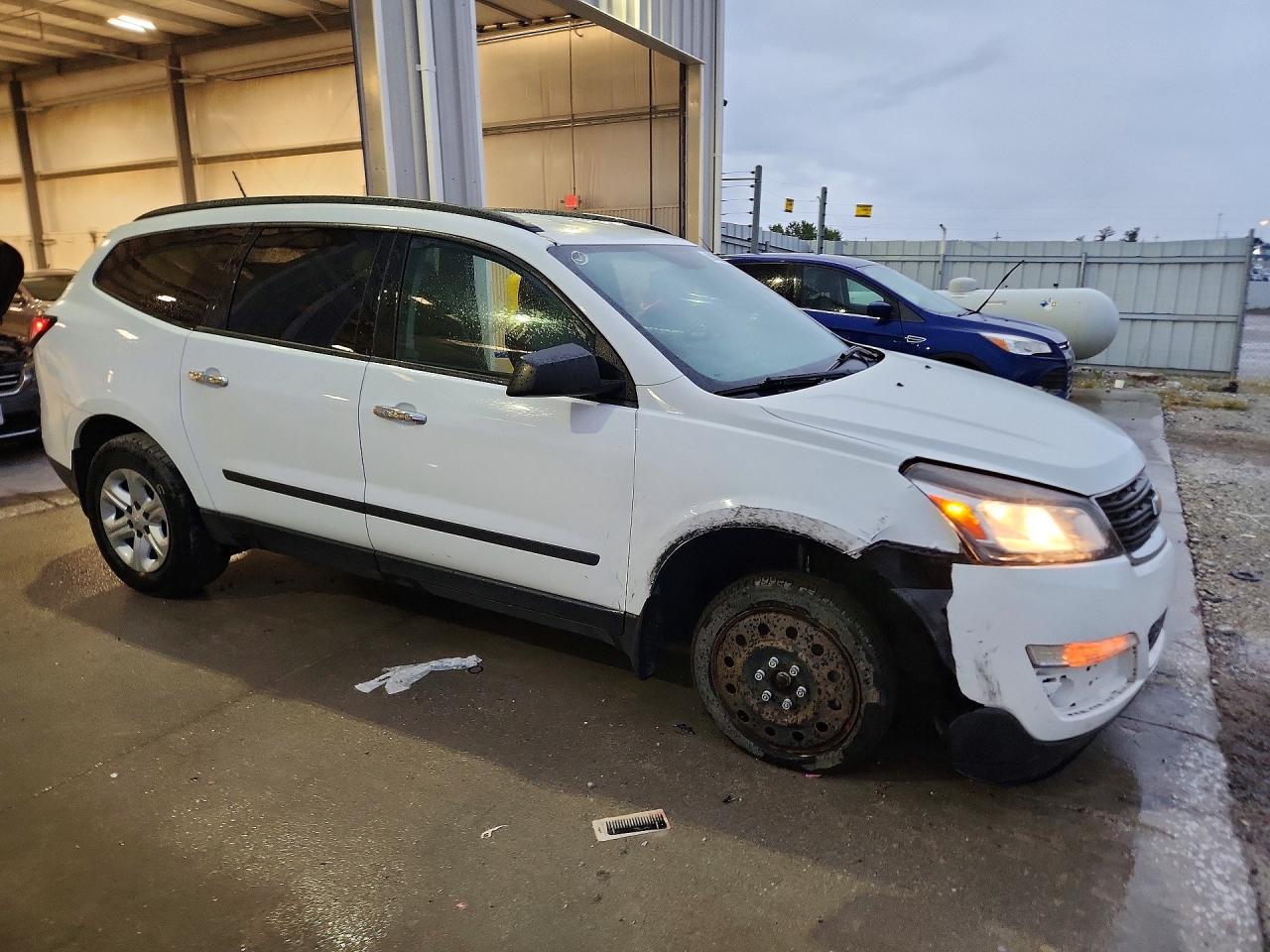 2017 Chevrolet Traverse Ls - Фото 4