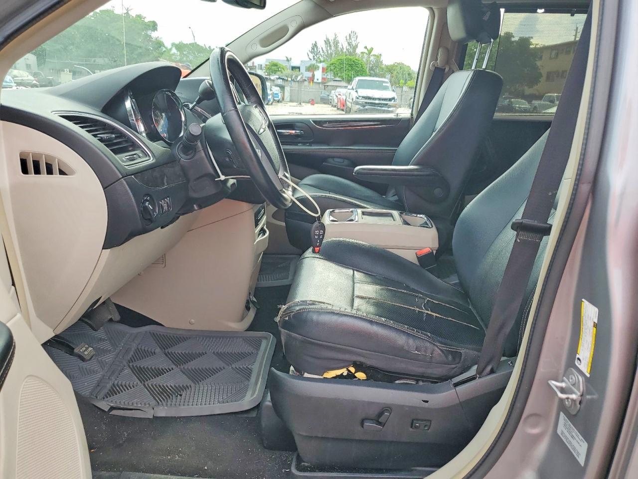 2015 Chrysler Town & Country Touring L - Image 7