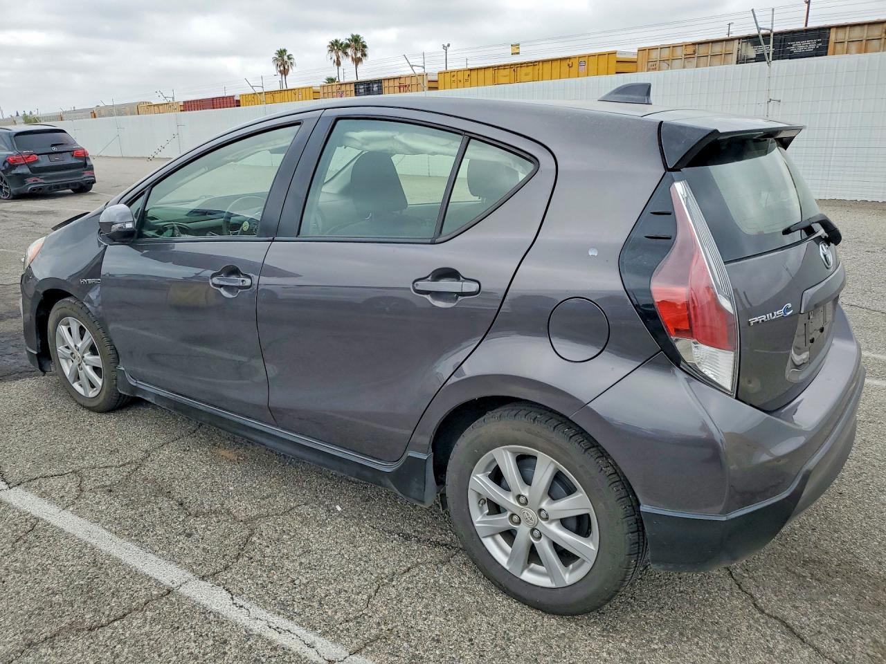 2017 Toyota Prius C Two - Фото 2
