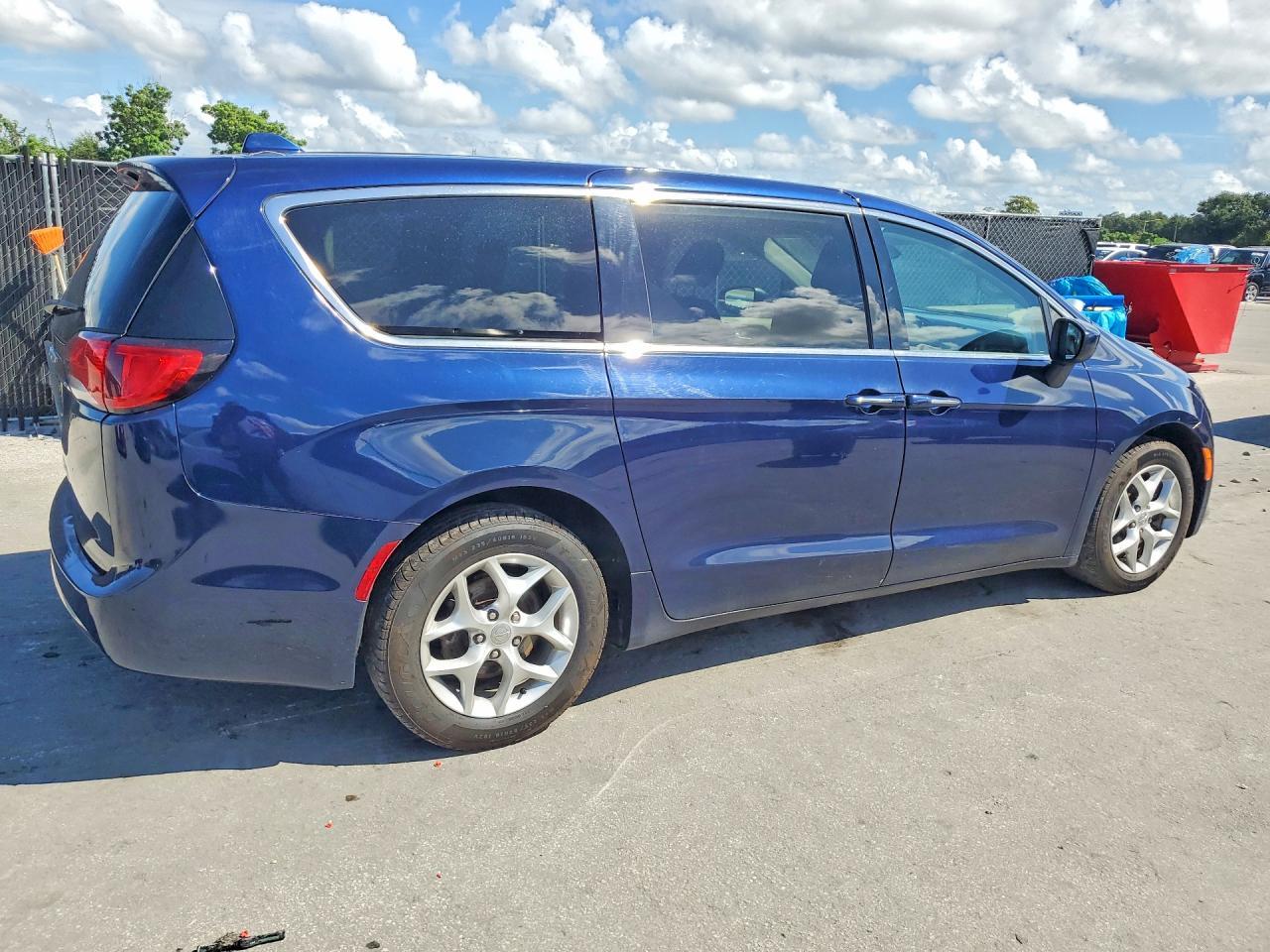 2017 Chrysler Pacifica Touring L - Image 3