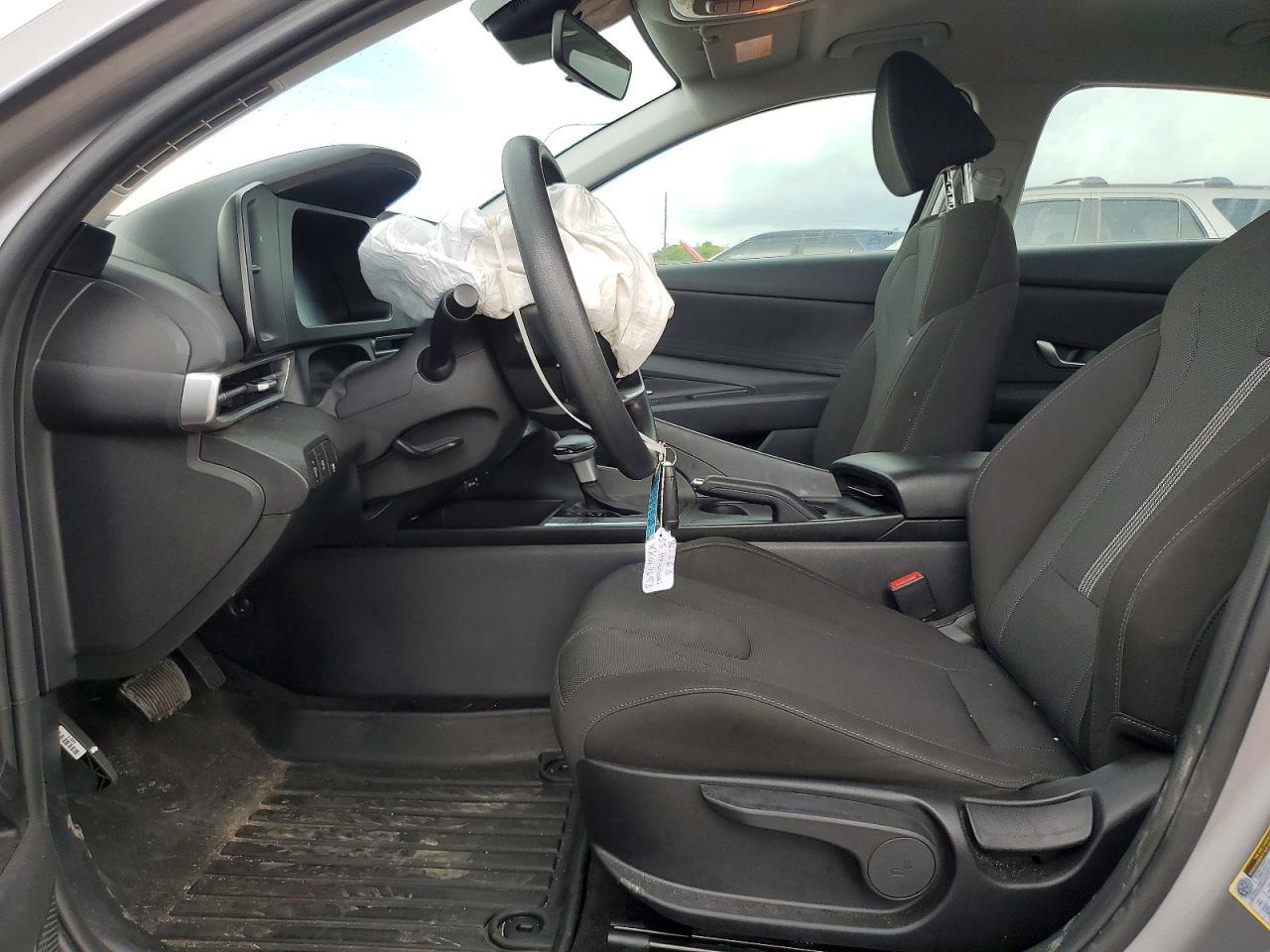 2025 Hyundai Elantra Se - Image 7