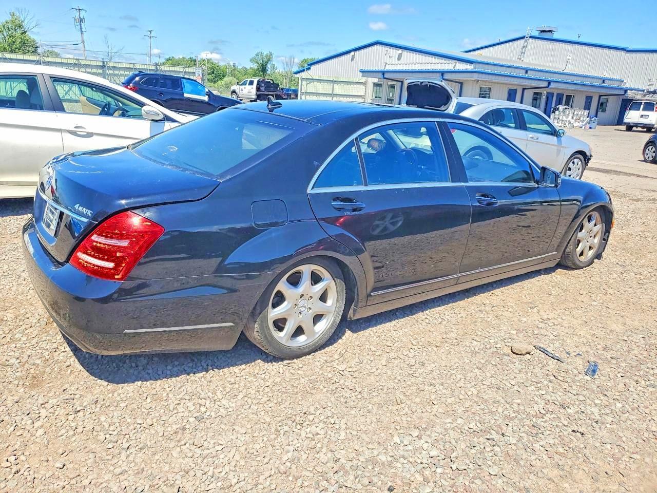 2011 Mercedes-Benz S 550 4Matic - Image 3