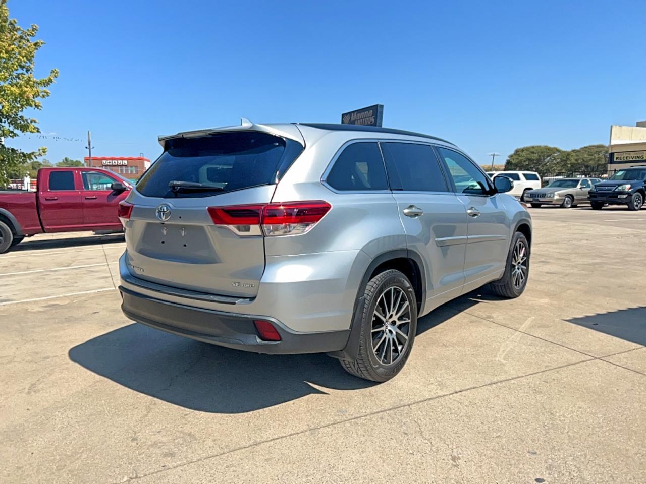 2017 Toyota Highlander Se - Image 4