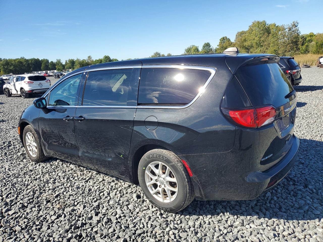 2023 Chrysler Voyager Lx - Фото 2