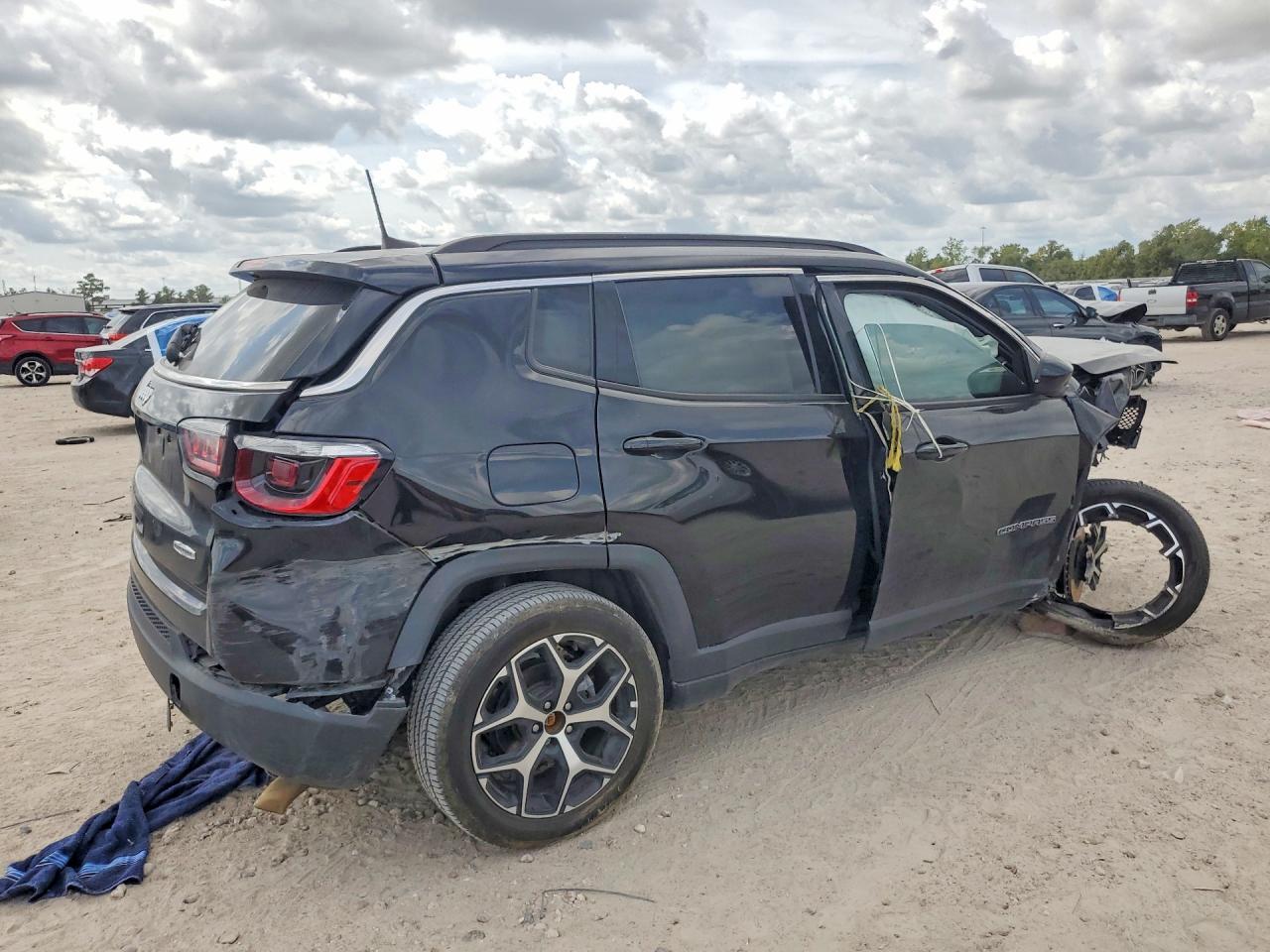 2024 Jeep Compass Latitude - Image 3