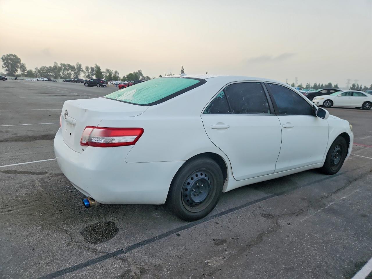 2010 Toyota Camry Le - Фото 3